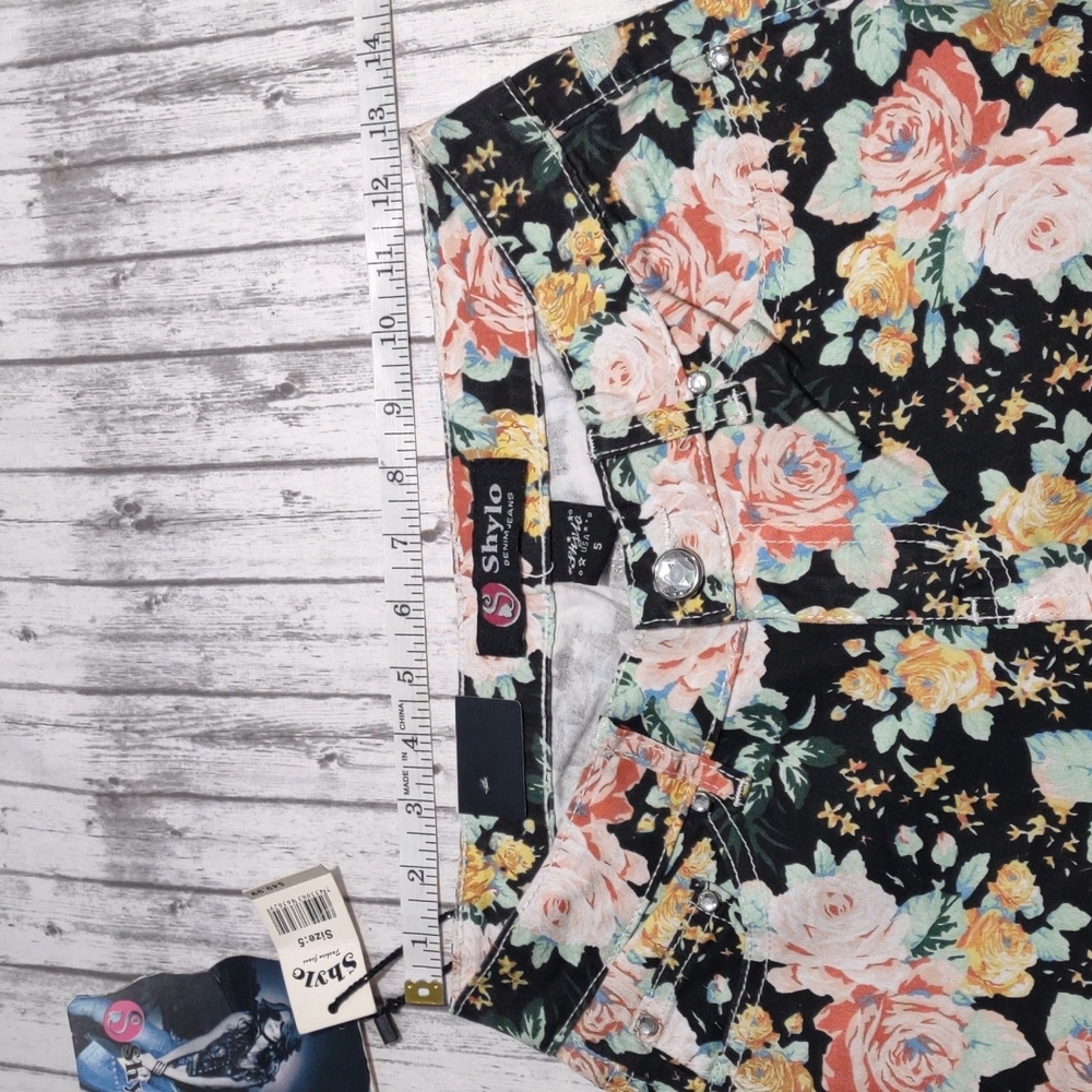 NWT Shylo Floral Denim Jeans - Picture 3 of 10